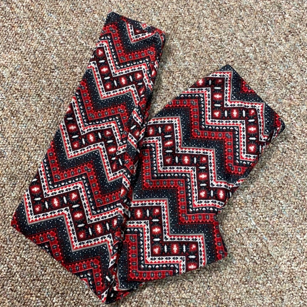Mix & Co red zig- zag winter leggings. Size medium
